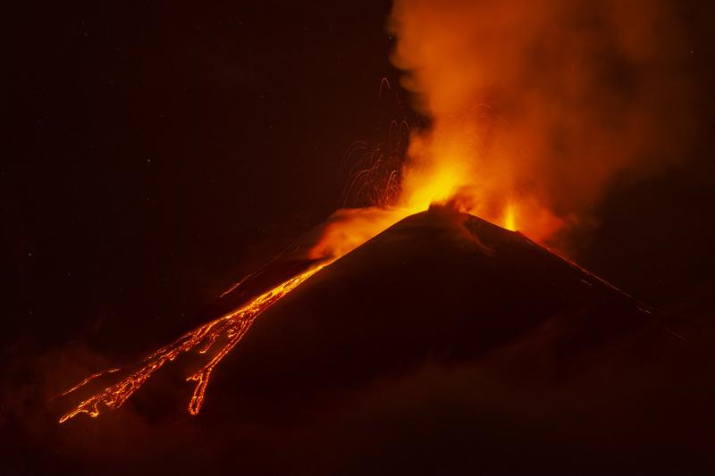 Etna Yanardağı'nda hareketlilik! İşte o anlar
