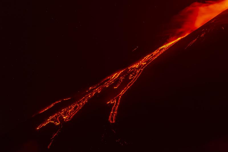 Etna Yanardağı'nda hareketlilik! İşte o anlar