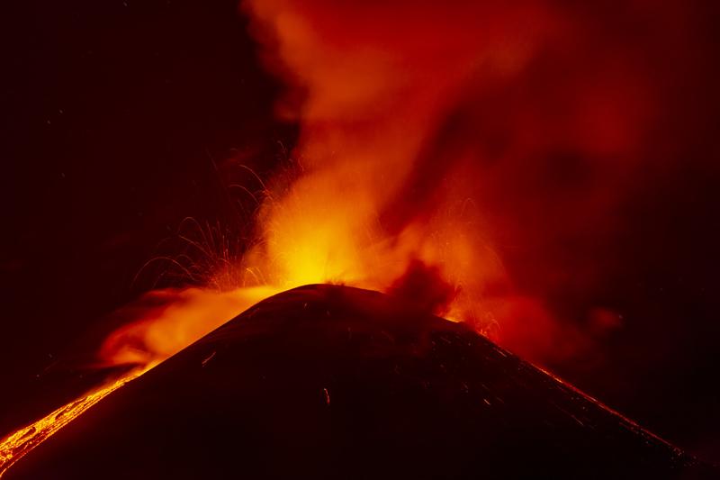 Etna Yanardağı'nda hareketlilik! İşte o anlar