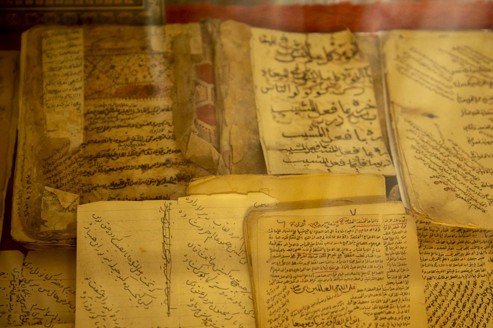 7 asırlık el yazması eserler