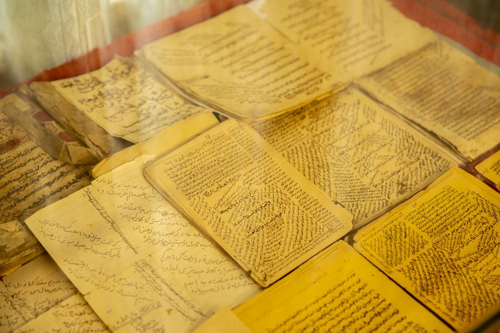 7 asırlık el yazması eserler