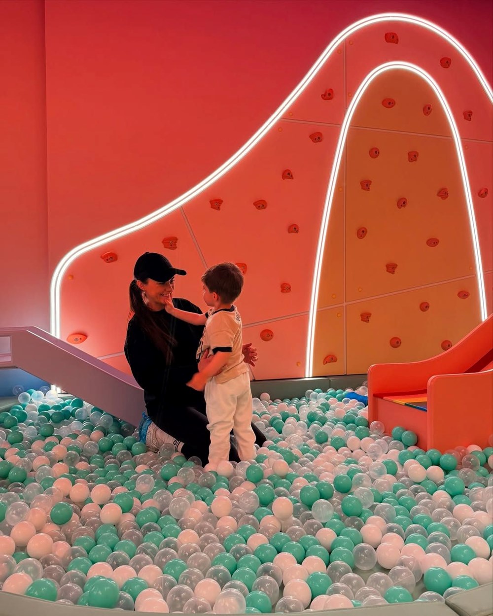 Oyuncu Hande Soral'dan mutlu aile pozları