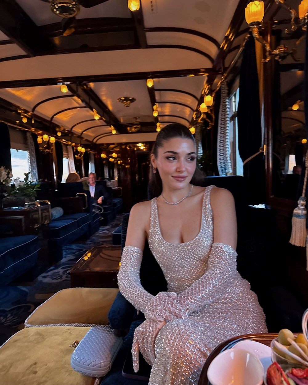 Hande Erçel'in romantik tren yolculuğu