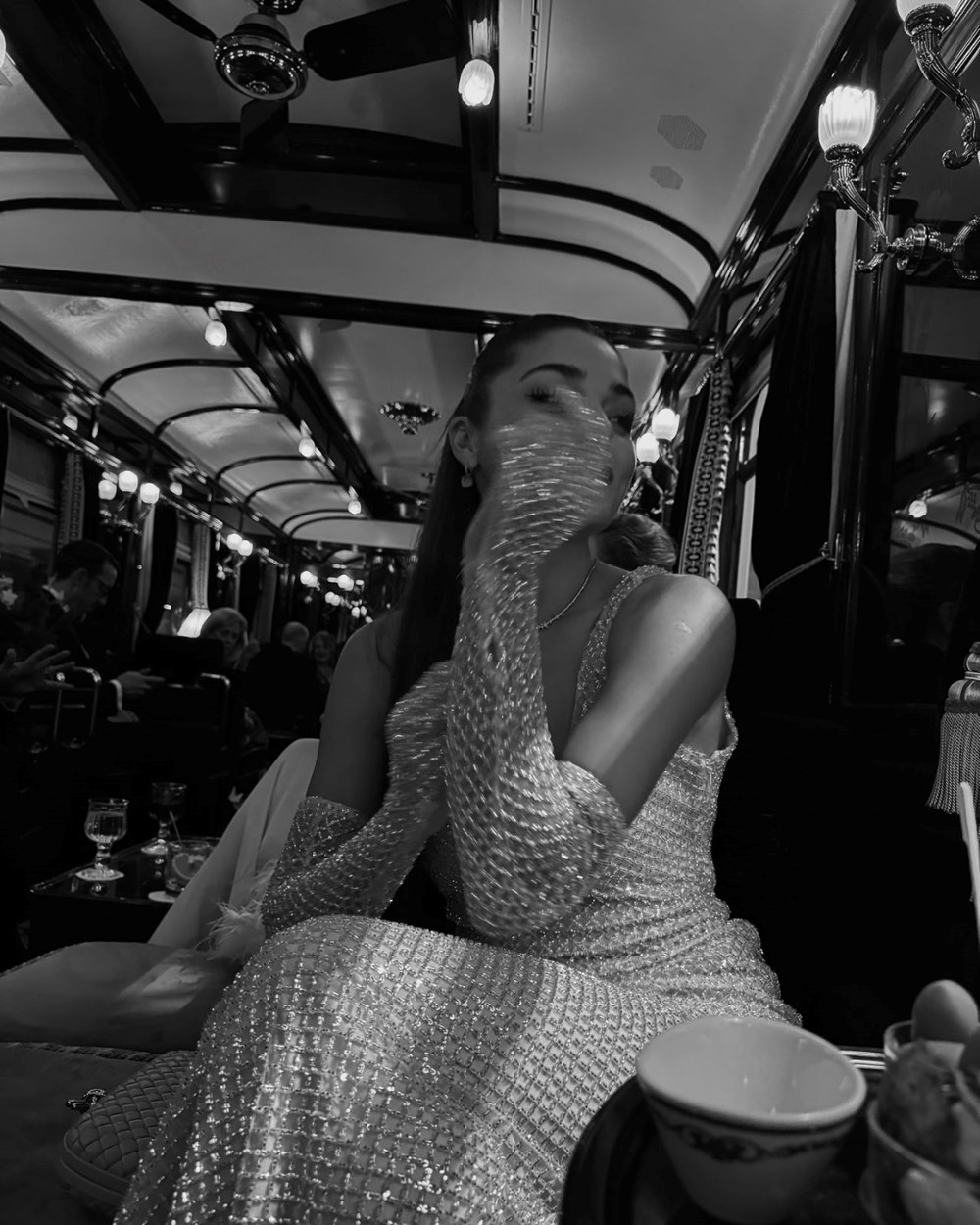 Hande Erçel'in romantik tren yolculuğu