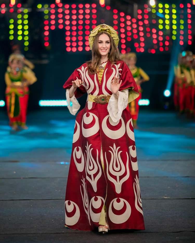 Ay-yıldızlı kaftanı gündem oldu