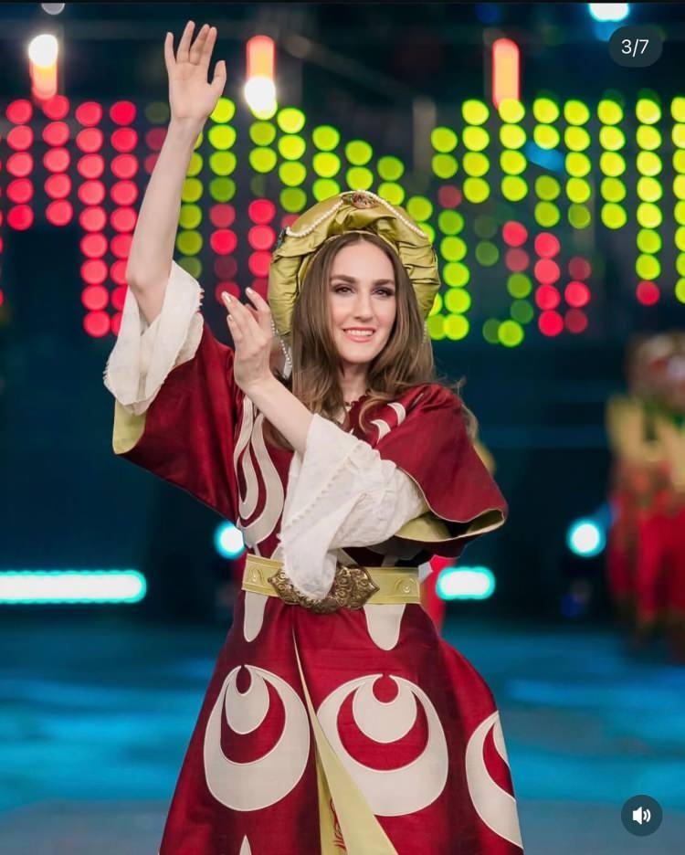 Ay-yıldızlı kaftanı gündem oldu