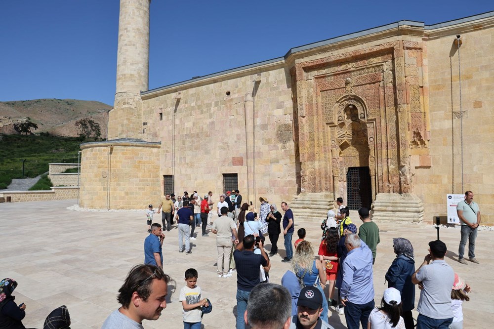 8 asırlık camide esrarengiz gölgeler!