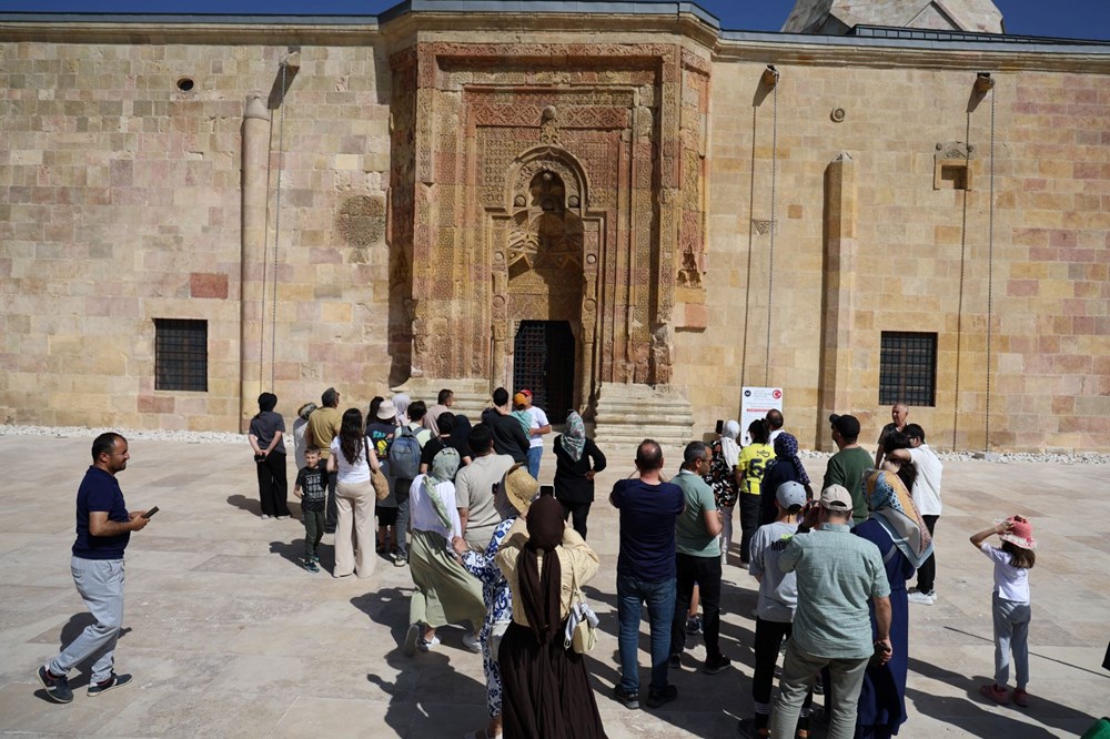 8 asırlık camide esrarengiz gölgeler!