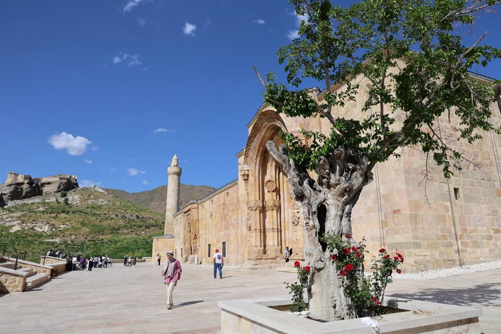 8 asırlık camide esrarengiz gölgeler!